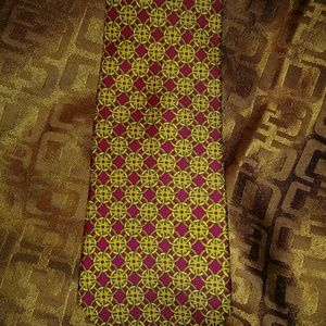 Hermes Tie
Red & Gold
100% silk
Great condition